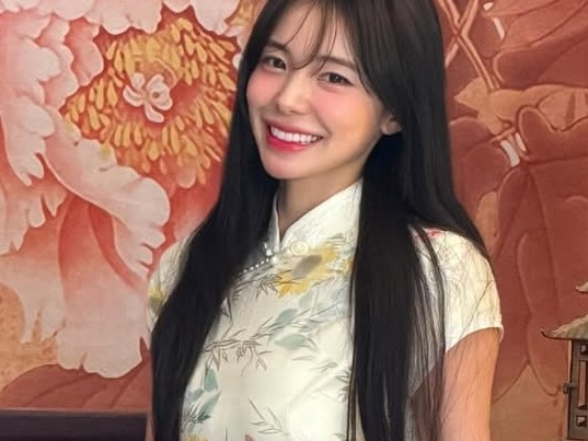 極短チャイナドレスで大胆“しゃがみ”ポーズ…韓国チア イ・ダヘのスリルたっぷりギリギリ近況ショット