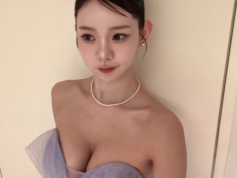 キワドすぎる… “最もグラマラスな韓国芸人”、胸元全開のふわふわドレス姿でサービスSHOT