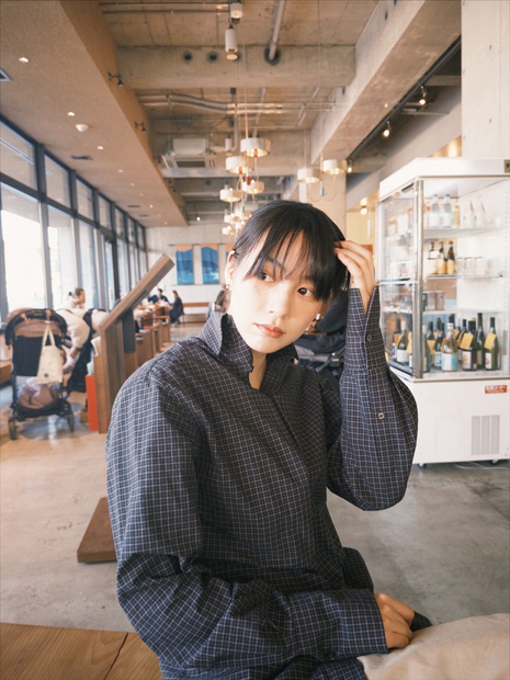 のん、カフェでのリラックスショット公開！ファン「笑顔が、大人びてきた！？」「おしゃれな隙間写真」