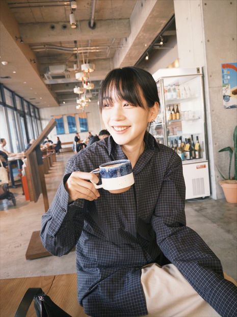 のん、カフェでのリラックスショット公開！ファン「笑顔が、大人びてきた！？」「おしゃれな隙間写真」