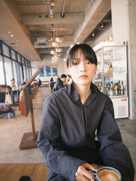 のん、カフェでのリラックスショット公開！ファン「笑顔が、大人びてきた！？」「おしゃれな隙間写真」