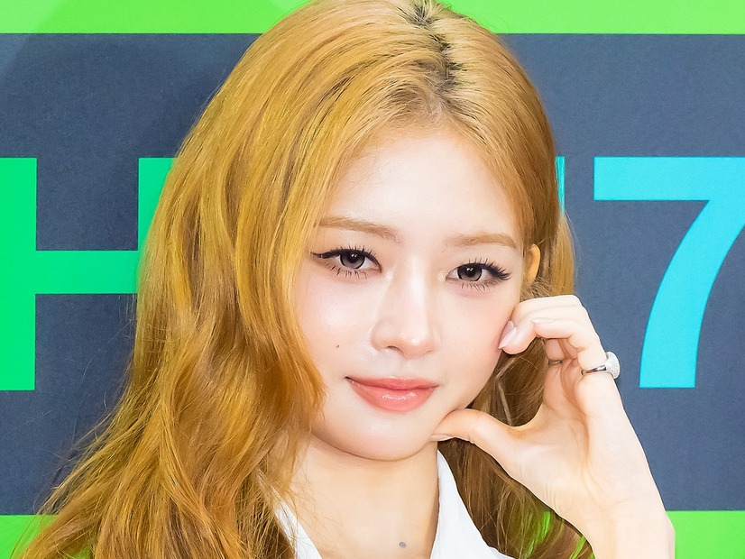 IVE・レイ、“顔面ドレス”姿で見せた意外なボリューム感に釘付け！「鼻血出た」「すごい」