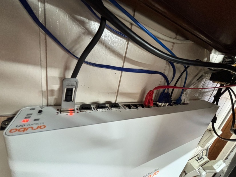 L2スイッチの正面パネルにある12個のRJ-45ソケット全部が10Gで使える