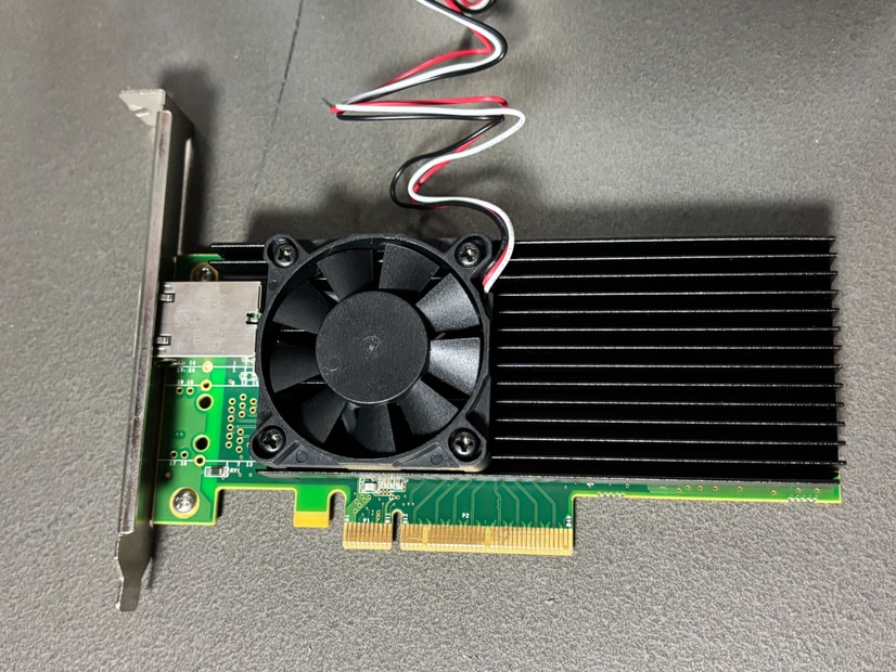 LANカードは市販品のSilicom製 PE210G1I40-T。実装されているチップ（デバイス）はintel X540だが、長時間の運用に耐えるよう自前でファンを追加した魔改造仕様