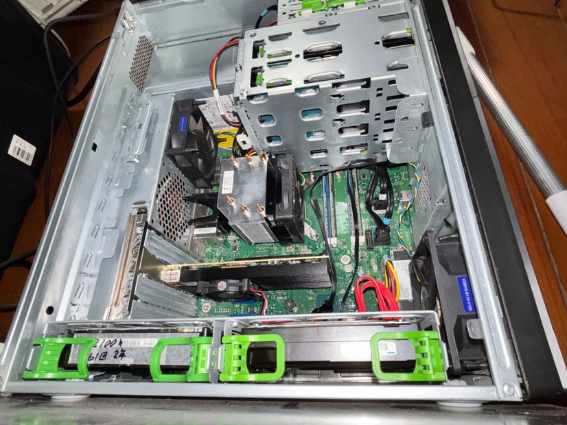 PC①の増設用PCIeスロットに10Gbps対応LANカードを装着している