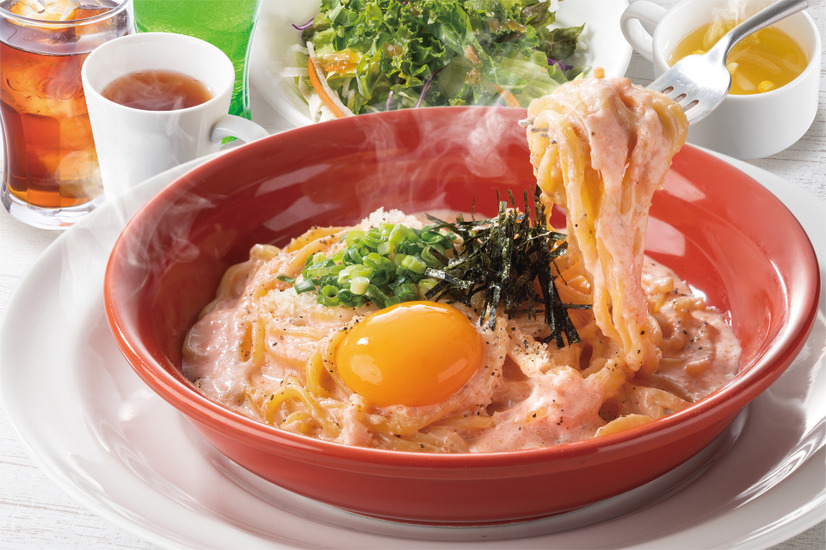 明太クリームカルボナーラランチ（セットサラダ・ドリンクバー・日替わりスープ付き）（税込824～989円）