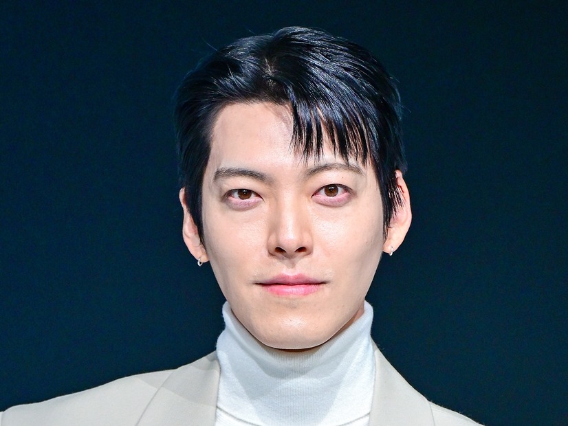 俳優キム・ウビン、結婚後初めて公の場に姿を現す！スーツ着ていつにも増してダンディーに【独自写真】