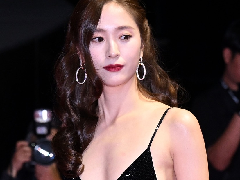 下着にジャケットでクールな印象　“元少女時代”メンバーの姉を持つクリスタル、NYで大胆ルック披露