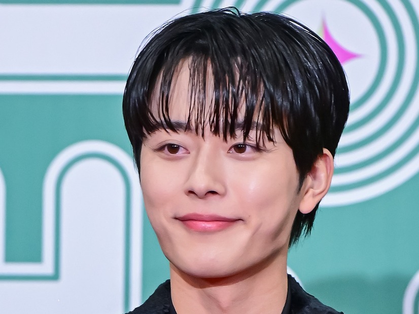 交際3カ月で熱愛発覚の『プデュ』出身若手俳優、初めて心境を明かす！照れくさそうな表情が話題