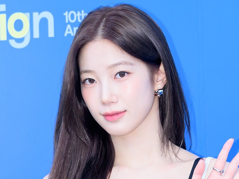 LE SSERAFIM・カズハ、“紐なしドレス”で見せた大人の色香…胸元ギリギリまで開いた衣装が話題