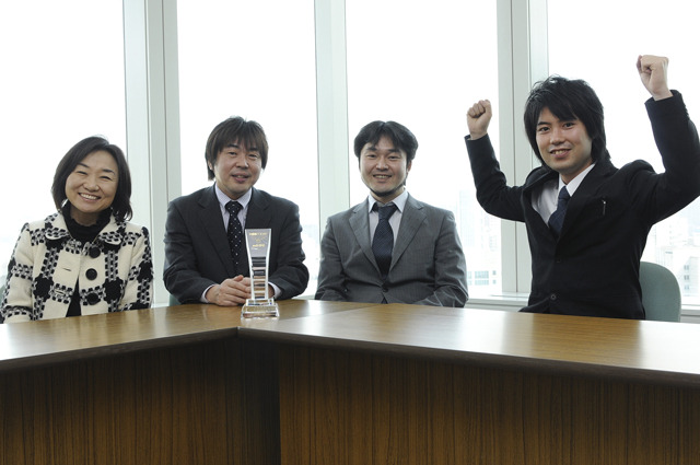 トロフィーを前に受賞記念撮影。左から、梶氏、庵原氏、若杉氏、東氏