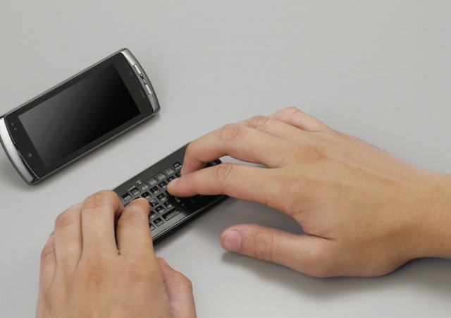 　NTTドコモは23日、ディスプレイとキーボードが完全に分離する世界初のセパレートスタイル「docomo PRIME series F-04B」を26日より発売すると発表した。