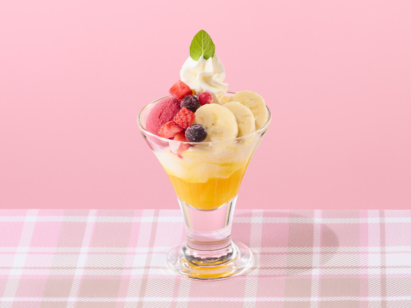 カシスシャーベットとフルーツヨーグルトのミニパフェ（税込495円）