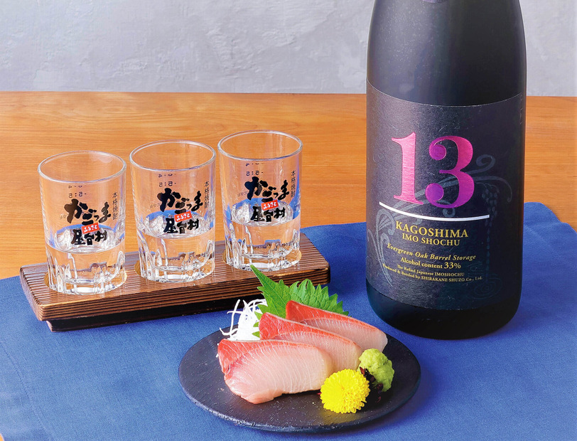 「鹿児島焼酎3種飲み比べ」(焼酎30ml×3杯)イートイン　1,100円（税込）、茶ぶりお刺身　イートイン660円(3切)（税込）