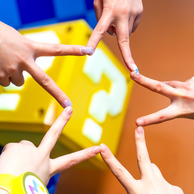 USJ「スーパー・ニンテンドー・ワールド」5周年で“無敵マリオ”の「パワーアップバンド」が登場！ アニバーサリーケーキなど記念フードも