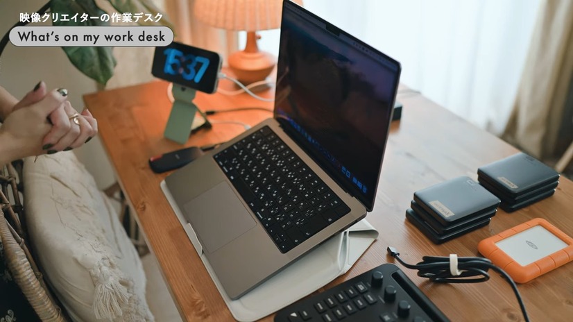 ダイニングテーブルに機材を展開した作業風景。固定席は持たず、その都度セッティングする（C）JEMMA's style. / じぇますた。