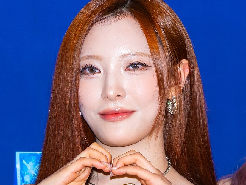 スキだらけの大胆な胸元ラインに釘付け、Billlieムン・スアの“黒の誘惑”