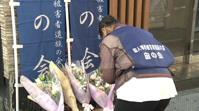 祈る遺族『未解決事件 File.13 新宿 歌舞伎町ビル火災』（C）NHK