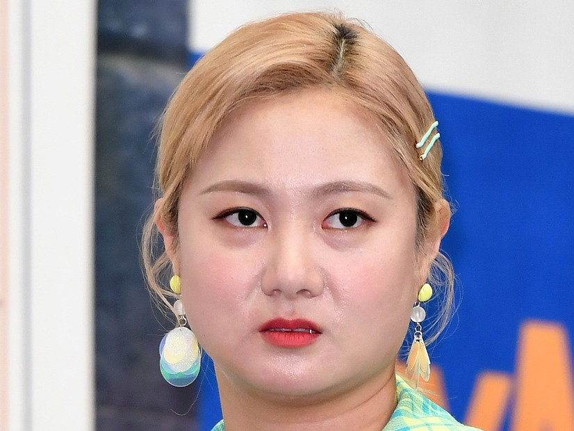 複数疑惑の韓国売れっ子芸人、警察で約8時間にわたる調査を終える…報道陣の厳しい質問には“沈黙”