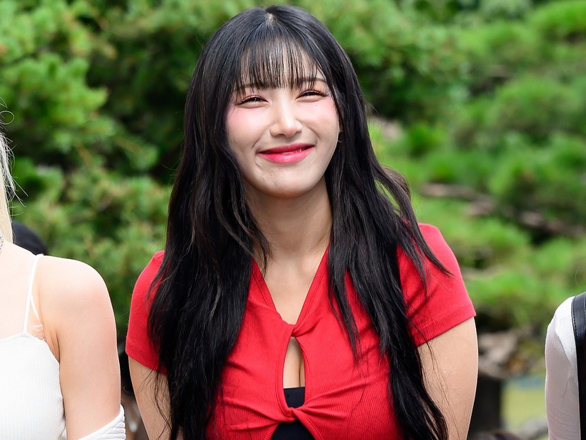 ボリューム感半端ない！チョウォン、胸元にハラハラ…キュッと絞られた衣装で際立つ“恵体”