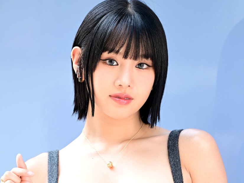 “胸下カット”のスイムウェア姿…ナッティ、グラマラスな曲線美に釘付け「息できない」「完璧スタイル」