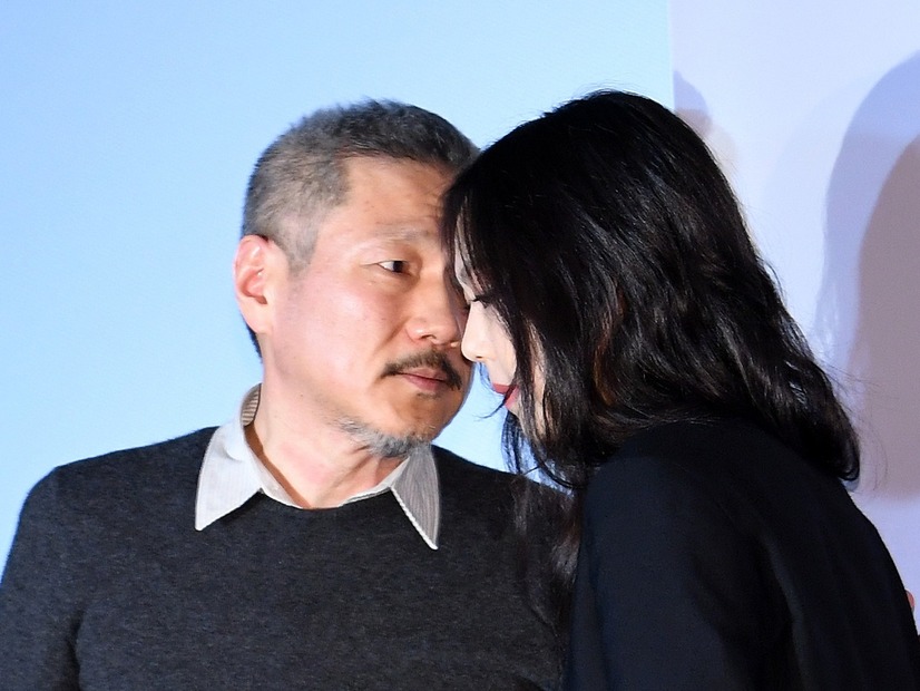 妻と離婚できず、ついに“不倫関係”の女優を出産させた韓国映画監督（65） 白髪姿の近況が公開され注目