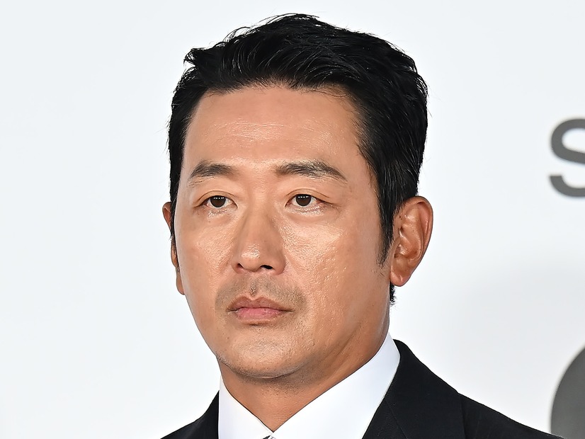 11歳下インフルエンサーと熱愛の韓国俳優、スキンヘッド姿で激変！交際相手の“タイプ”俳優と写真も