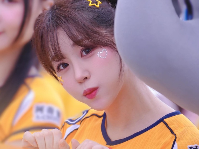 健康美の完成形なのに「刺激が強すぎる」　韓国チア、隠し切れない“反則級ボディ”で男性誌の表紙に！