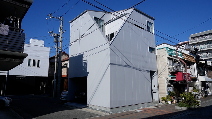 角の部分をそぎ落とした内側は、光を採り込むインナーバルコニーに©MBS