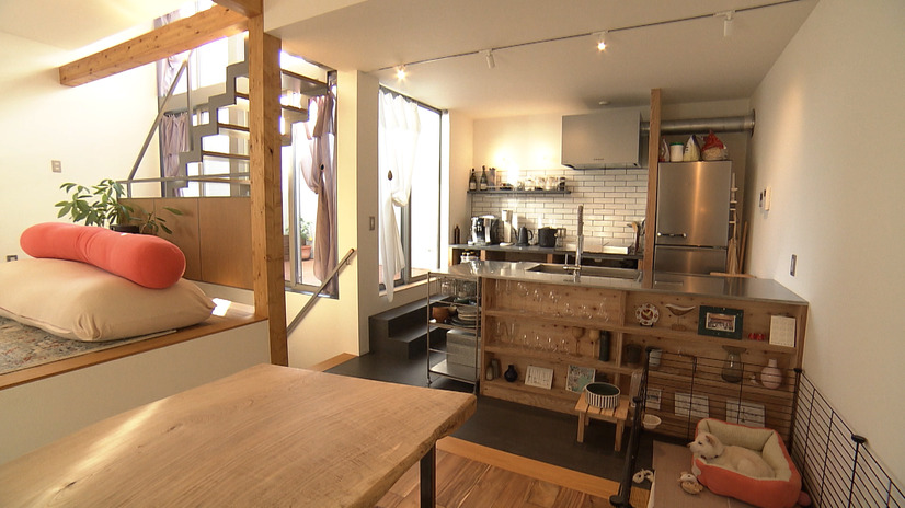 間仕切りがないひとつながりのリビングダイニングキッチン©MBS