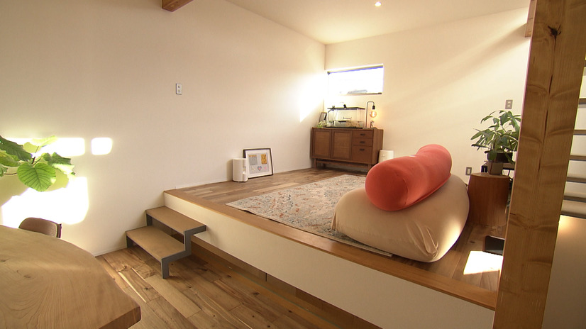 間仕切りのないリビング　段差でゆるく空間を分けている©MBS