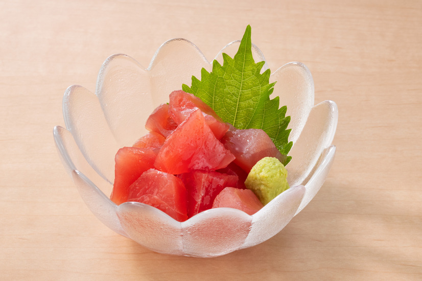 まぐろブツ盛り　３９０円（税込４２９円）