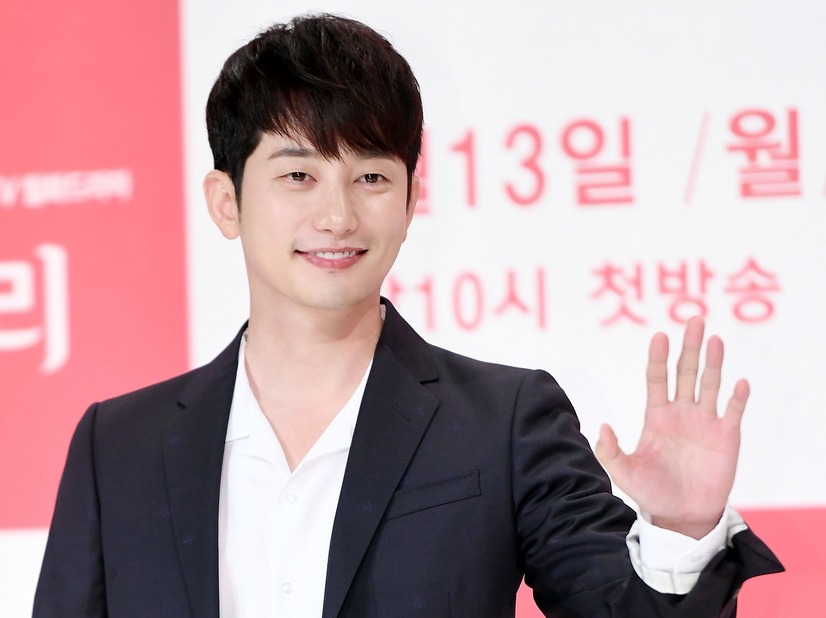 「座って微笑むだけで数千万円？」ライブ配信で“爆稼ぎ説”が浮上中…一度は消えた韓国俳優とは