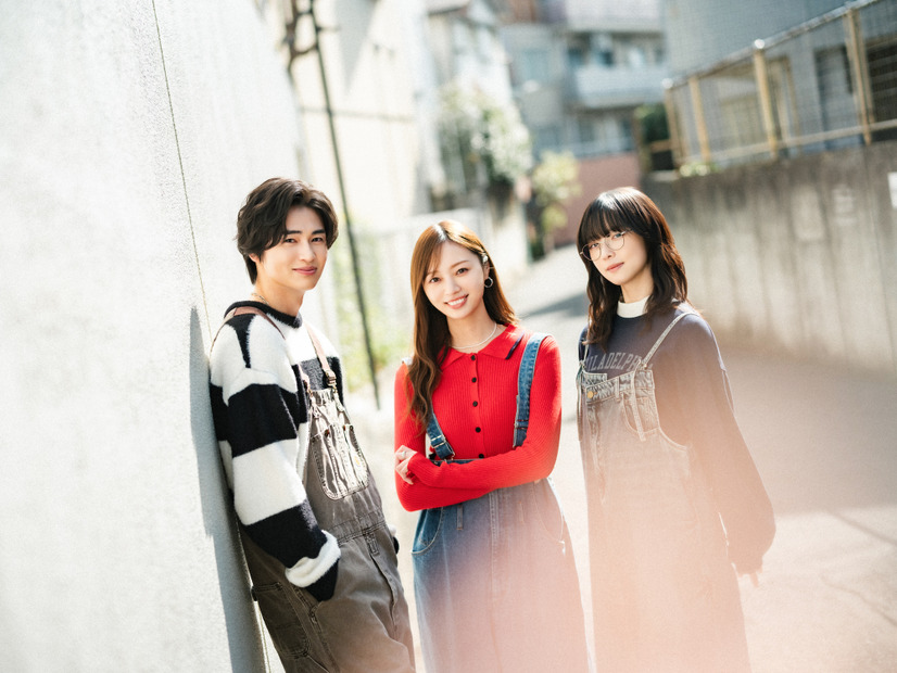 左から）西垣匠、梅澤美波、加藤小夏「『失恋カルタ』製作委員会・MBS」