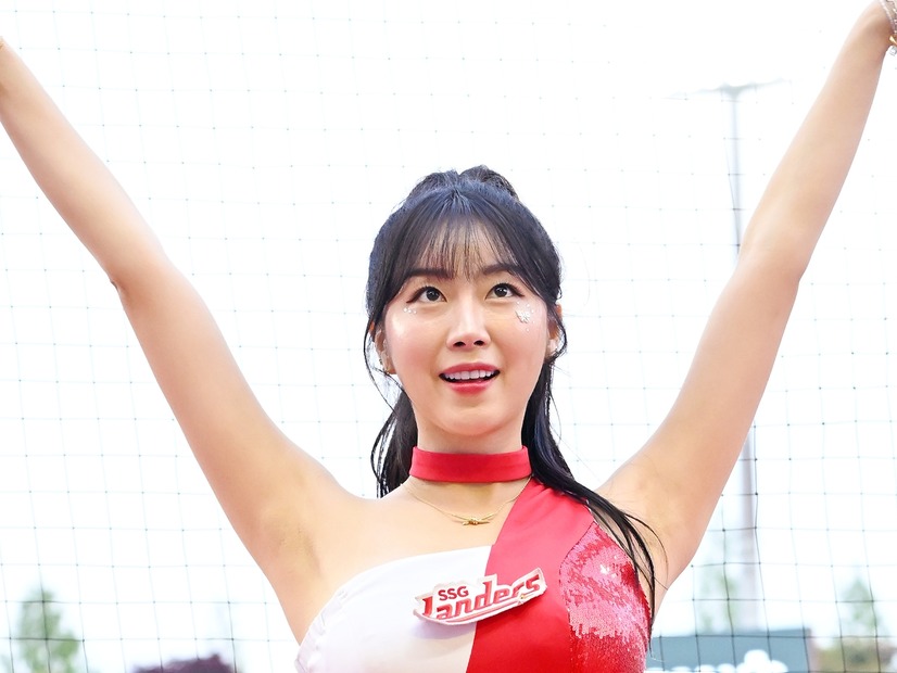 真っ赤なチャイナドレスで際立つ“豊満ライン”　韓国美女チアのアン・ジヒョン、台北で魅せた悩殺ショット