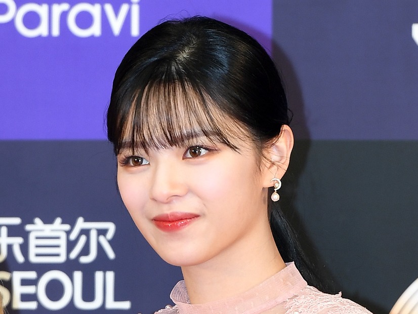 「直視できない」TWICE・ジョンヨン、“胸元パックリ”衣装で魅せた圧巻スタイルに釘付け！