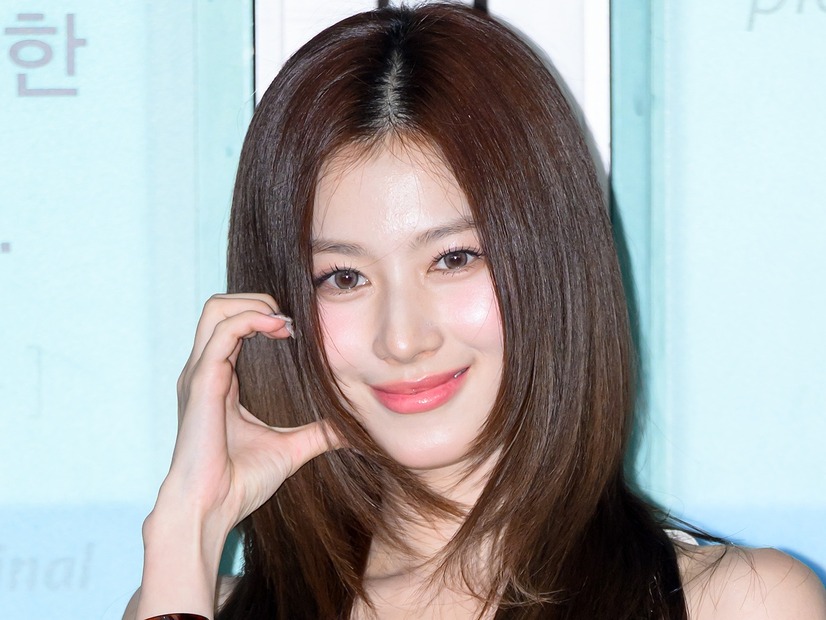 「たまらん…」TWICE・サナ、“ツヤツヤ唇”に視線釘付け！ロリポップくわえた甘い表情にドキッ