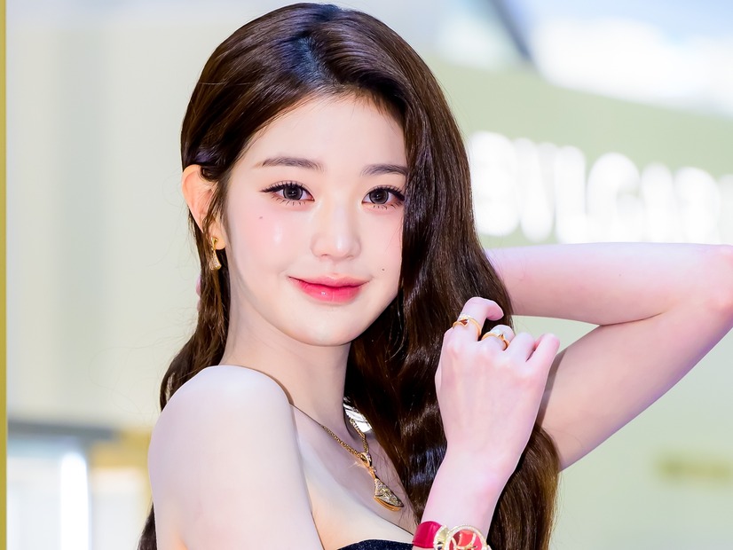 組み替える美脚にドキッ…IVE・ウォニョン、“透けタイツ”映えるミニ丈で魅了「危険な美しさだ」