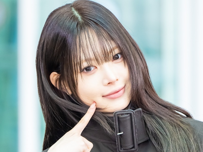 LE SSERAFIM・ウンチェ、“スラリ美脚”を大胆披露！個性的デザインの空港ファッションに視線集中