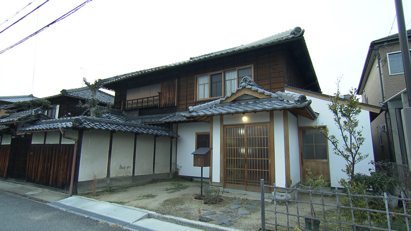 「復元リノベ」した築９０年の二軒長屋　右半分が住人（アルジ）の住まい©MSB