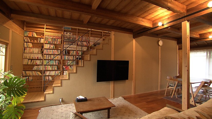 階段は玄関を入ってすぐの場所から、隣家に接する面に新設した©MSB