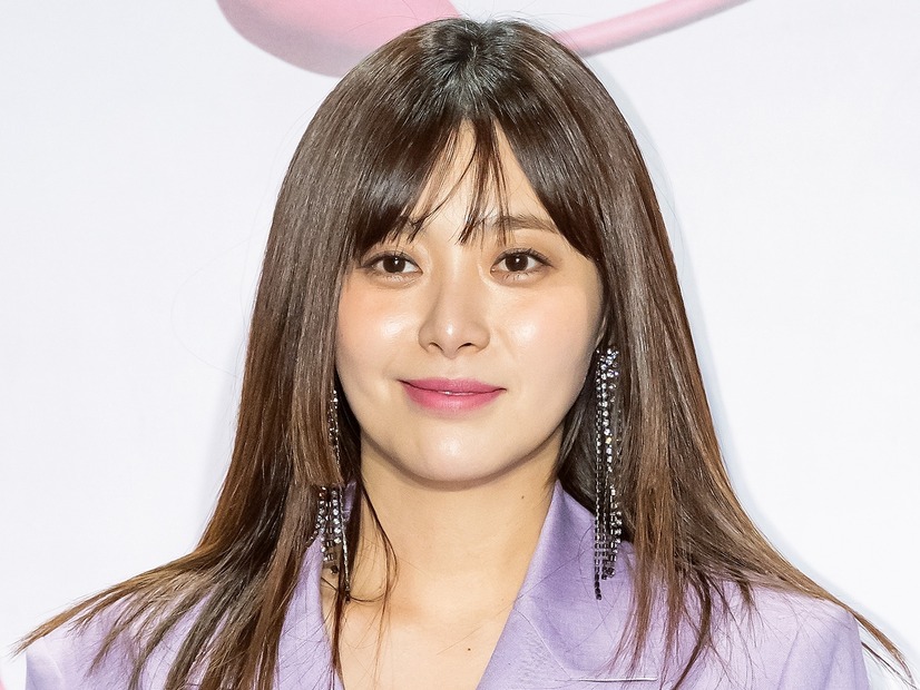 “韓国人のマナー問題”がまたしても…共用ソファに土足乗せて笑顔の女優に批判殺到