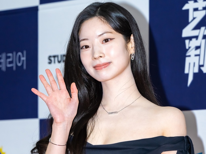 ずり落ちそうでハラハラ…TWICE・ダヒョン、美鎖骨丸出しのストラップレスドレス姿で魅了
