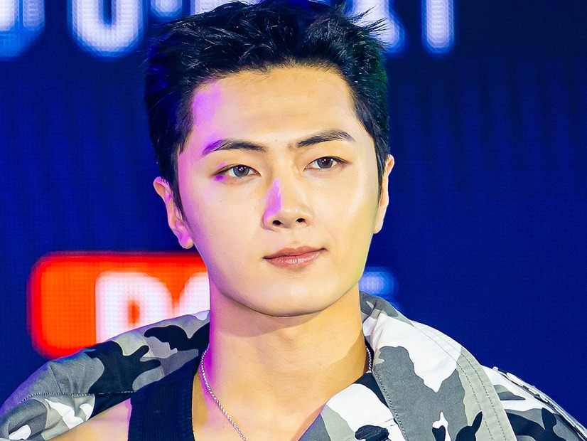 「完璧なイケメン」ENHYPEN・ジェイ、“シャープな横顔”に視線集中！スポーティーな魅力を披露