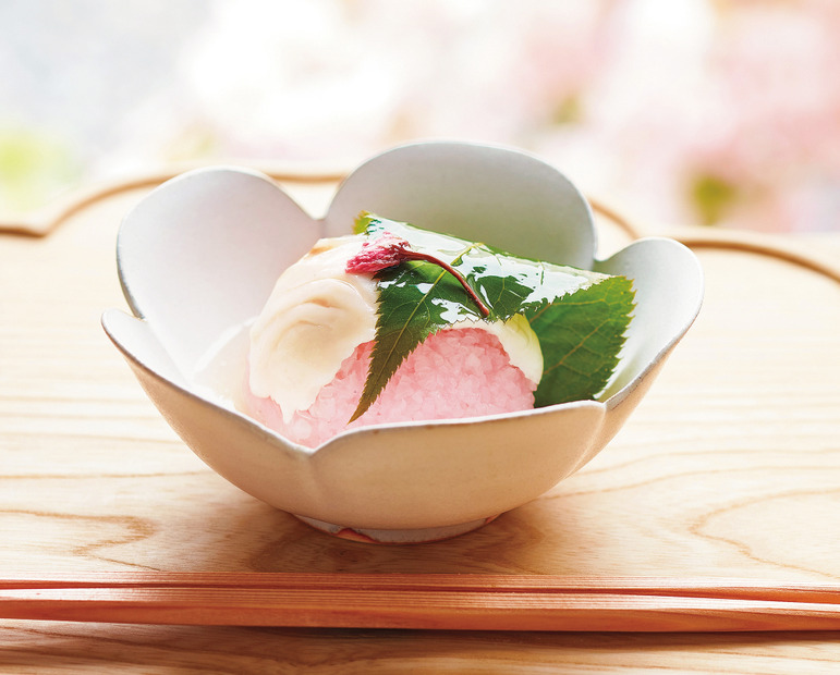 【美濃吉】「天然鯛の桜蒸し」735円(1個)