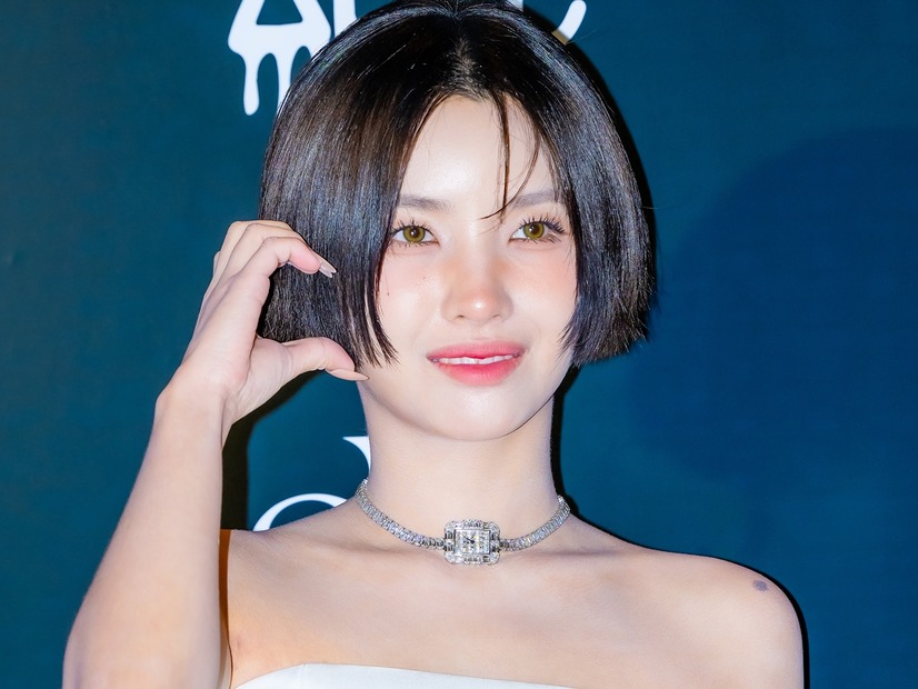 ほぼ素肌ジャケット…i-dle・ソヨン、“ボタン全開”のインナー見せスタイルに衝撃「無防備すぎる」