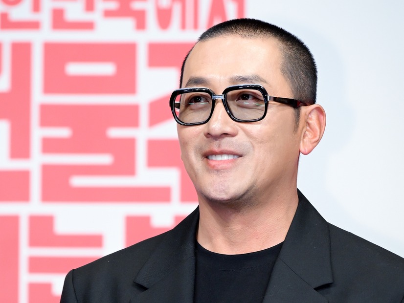 ハ・ジョンウが熱愛発覚後、初の公の場に　恋人女優について堂々と言及「変わらぬ愛情と支持をくれる人」