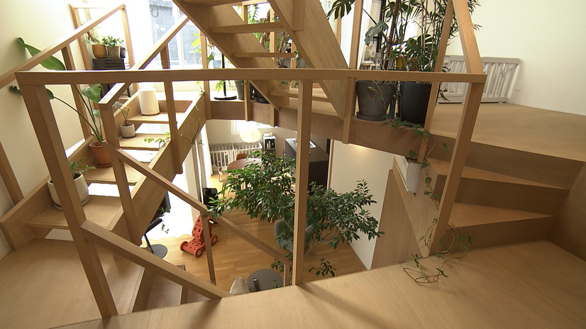 1階から最上階まで4つもの階段が複雑に入り組んでいる©MBS