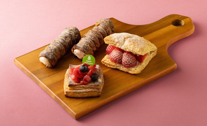 手前：「ベリーレアチーズデニッシュ」594円（税込）　右：「ストロベリーカスタードパイ」702円（税込）　奥：「苺クローネ」324円（税込）　左：「塩キャラメルクローネ」324円（税込）