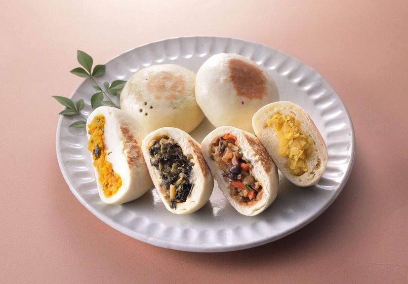 縄文おやき（左からかぼちゃ、野沢菜、しめじ野菜、越冬じゃがいも）各270円（税込）(1個)